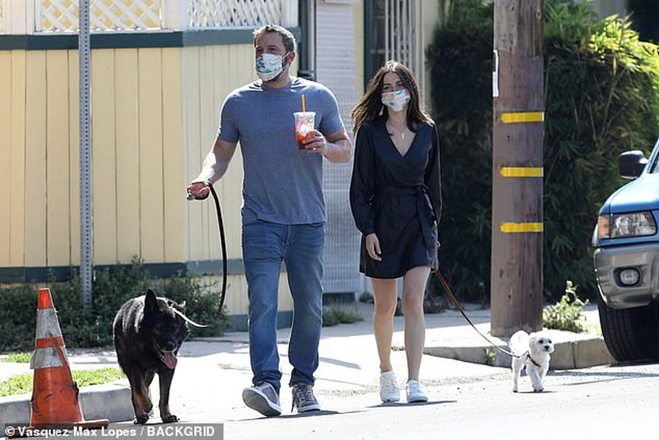 Ben Affleck hôn bạn gái qua khẩu trang - 6 Ben Affleck hôn bạn gái qua khẩu trang - 6
