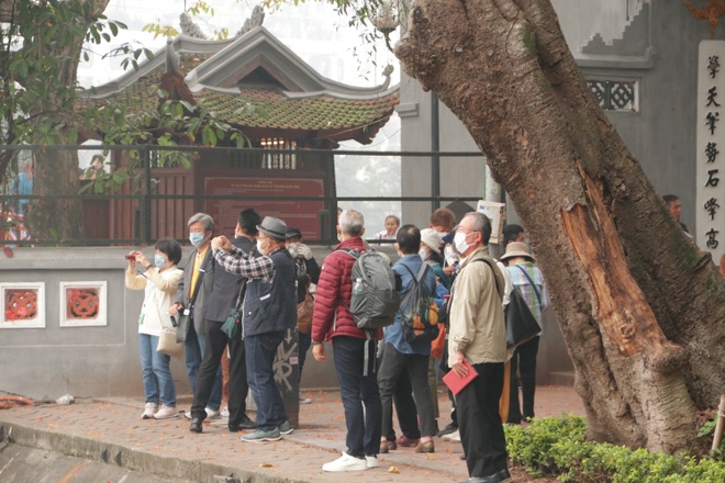 Hà Nội: Điểm du lịch nổi tiếng tấp nập khách tham quan trở lại - 2 Hà Nội: Điểm du lịch nổi tiếng tấp nập khách tham quan trở lại - 2