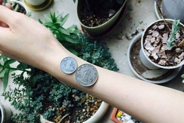Thiếu nữ Trung Quốc đua nhau khoe tay nhỏ với đồng xu