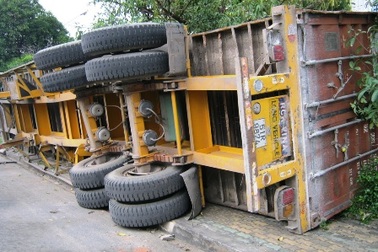 Mặt đường lún, container lật nhào khi đang đậu bên 