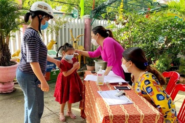 Nhiều nơi nới lỏng giãn cách xã hội, quyết định cho học sinh tới trường