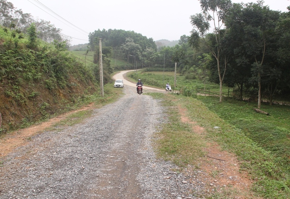 Người đàn ông gia cảnh khó khăn hiến hơn 7.000 m2 đất mở đường - 3 Người đàn ông gia cảnh khó khăn hiến hơn 7.000 m2 đất mở đường - 3