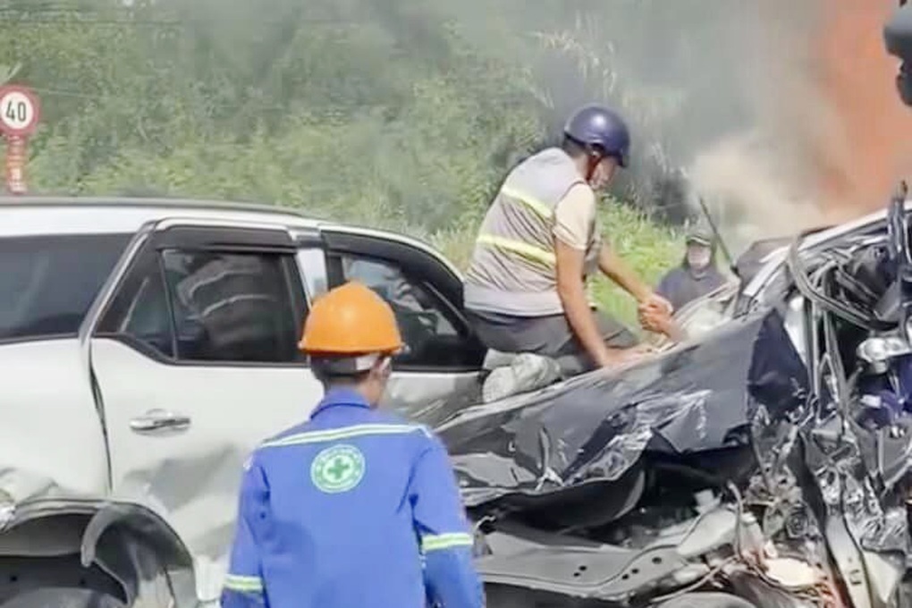 4 người bình thường và 2 phút nghẹt thở cứu tài xế xe Volvo trên cầu Phú Mỹ - 1 4 người bình thường và 2 phút nghẹt thở cứu tài xế xe Volvo trên cầu Phú Mỹ - 1