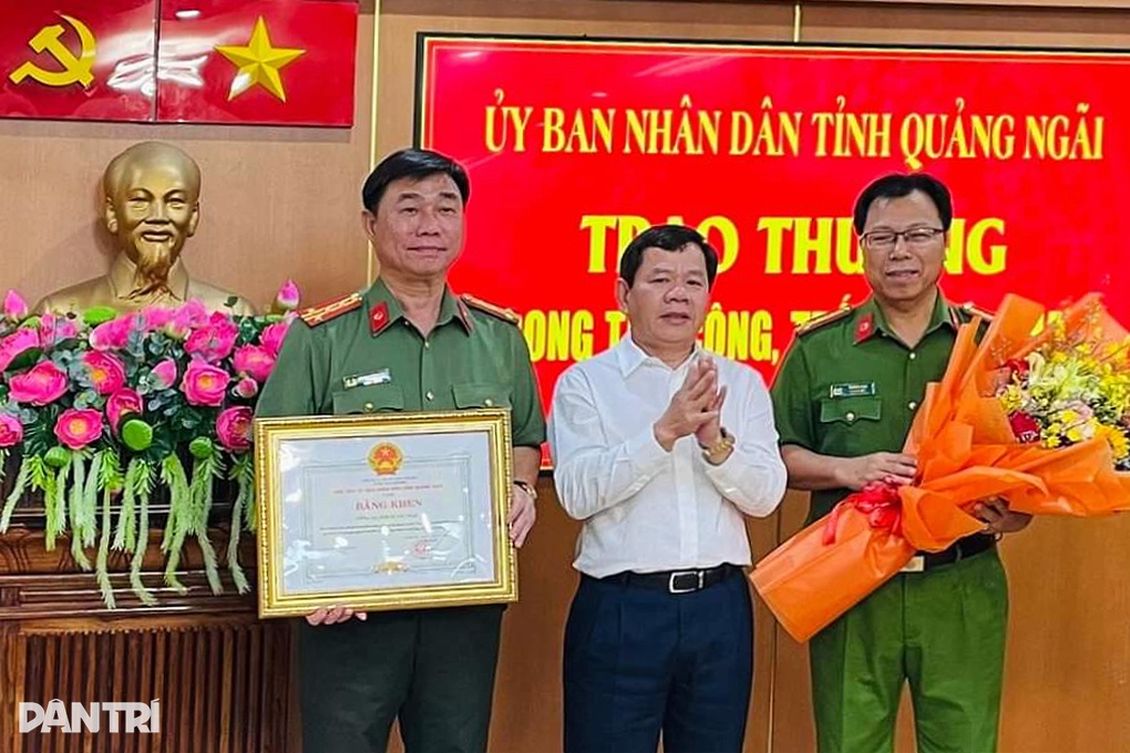 Thưởng nóng cho lực lượng phá nhanh vụ án bắn 2 nữ lao công - 1 Thưởng nóng cho lực lượng phá nhanh vụ án bắn 2 nữ lao công - 1