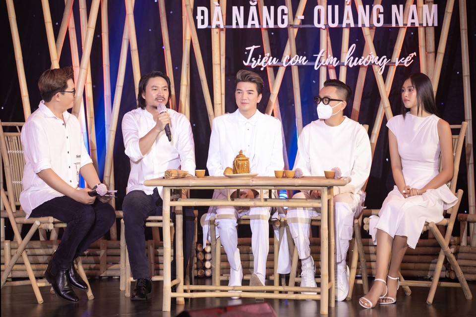 Hoàng Nhật Nam, Trần Tiểu Vy quyên góp được gần 6 tỷ đồng ủng hộ tâm dịch - 1 Hoàng Nhật Nam, Trần Tiểu Vy quyên góp được gần 6 tỷ đồng ủng hộ tâm dịch - 1