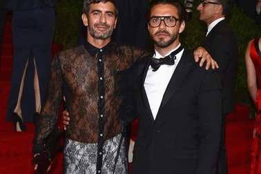 NTK nam gây ngỡ ngàng với váy voan xuyên thấu