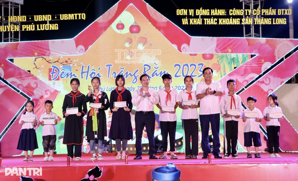 Trao 2000 bánh Trung thu, 100 suất học bổng tới học sinh hoàn cảnh khó khăn - 1 Trao 2000 bánh Trung thu, 100 suất học bổng tới học sinh hoàn cảnh khó khăn - 1