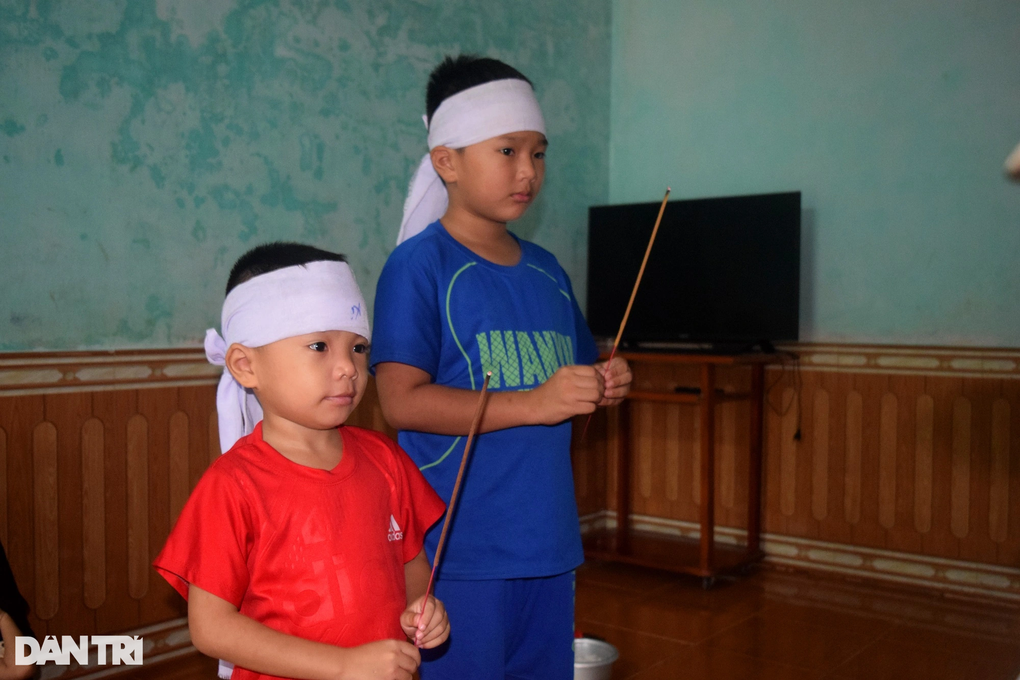 Quặn lòng 2 đứa trẻ đầu đội khăn tang ngơ ngác bên di ảnh mẹ - 3 Quặn lòng 2 đứa trẻ đầu đội khăn tang ngơ ngác bên di ảnh mẹ - 3