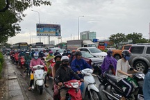 TPHCM: Mưa ngập gây kẹt xe kéo dài ở cửa ngõ về miền Tây