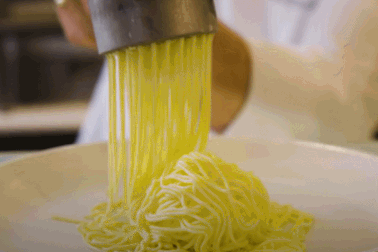 Kem spaghetti độc lạ "hút" khách, bán hơn 30 triệu suất mỗi năm