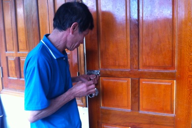 Bị dí dao vào cổ, nữ sinh chấp nhận để trộm khoắng tài sản