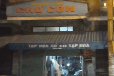 Trăn nuôi lén trong khu dân cư xổng chuồng, phường tá hỏa truy bắt