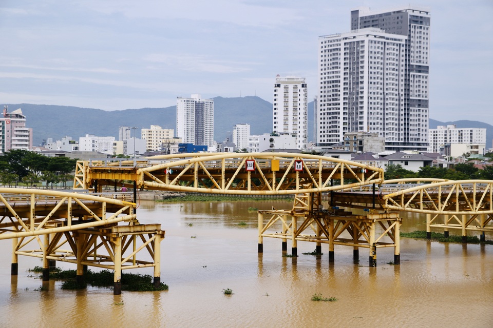 Cận cảnh hiếm thấy: Nâng nhịp cầu cho tàu, thuyền về Đà Nẵng trú bão - 7 Cận cảnh hiếm thấy: Nâng nhịp cầu cho tàu, thuyền về Đà Nẵng trú bão - 7