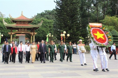Chủ tịch nước thăm Củ Chi “đất thép thành đồng”