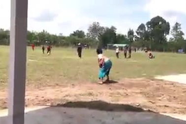 Màn cổ vũ cực nhiệt tình của bà với người cháu đang thi đấu bóng đá