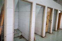 Nhà vệ sinh trường học không có cửa, người mẹ nơm nớp lo con "lộ hàng"