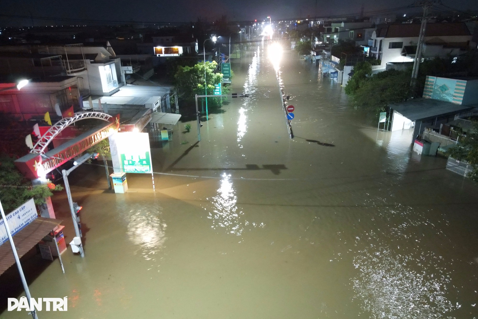 Rốn lũ Hàm Thắng ngập sâu, quốc lộ 1 tê liệt dù trời không mưa - 1 Rốn lũ Hàm Thắng ngập sâu, quốc lộ 1 tê liệt dù trời không mưa - 1