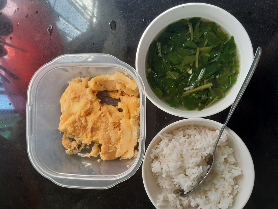 Mùa khó, sinh viên xa nhà ăn cơm 10.000 đồng, tận dụng thức ăn thừa... - 3 Mùa khó, sinh viên xa nhà ăn cơm 10.000 đồng, tận dụng thức ăn thừa... - 3