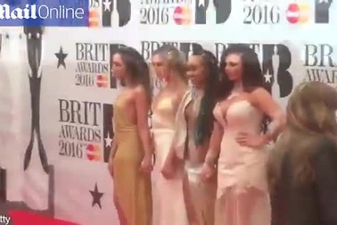 Ca sĩ Anh bối rối vì váy áo “hớ hênh” tại lễ trao giải