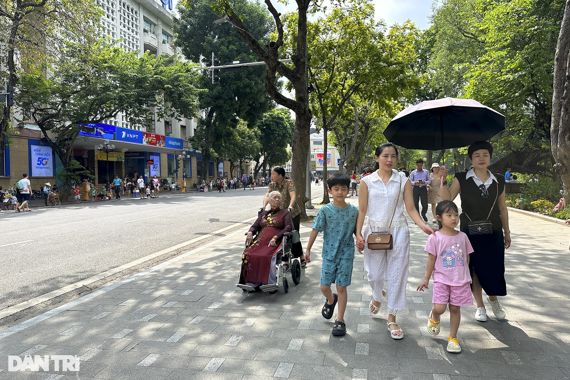 Nhiều sân khấu lớn vẫn dựng lên quanh không gian hồ Hoàn Kiếm dịp cuối tuần - 6