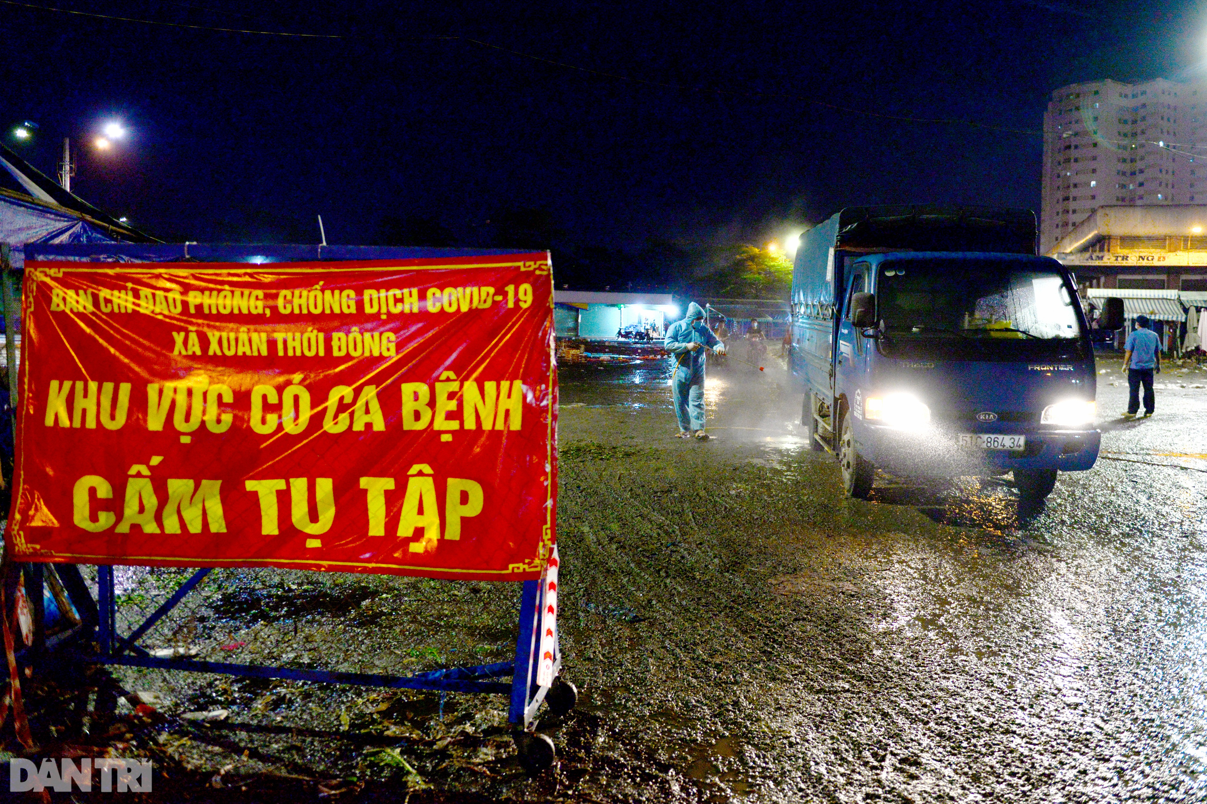 Tiểu thương kẹt hàng chục tấn rau củ khi chợ Hóc Môn bất ngờ đóng cửa - 15 Tiểu thương kẹt hàng chục tấn rau củ khi chợ Hóc Môn bất ngờ đóng cửa - 15