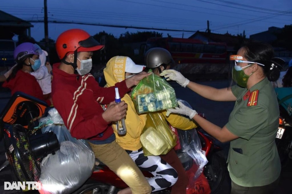 Rưng rưng nước mắt, nặng nghĩa đồng bào trên nẻo đường vượt cơn bão dịch - 3 Rưng rưng nước mắt, nặng nghĩa đồng bào trên nẻo đường vượt cơn bão dịch - 3