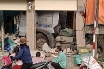 Xe đầu kéo đâm sập tiệm cắt tóc