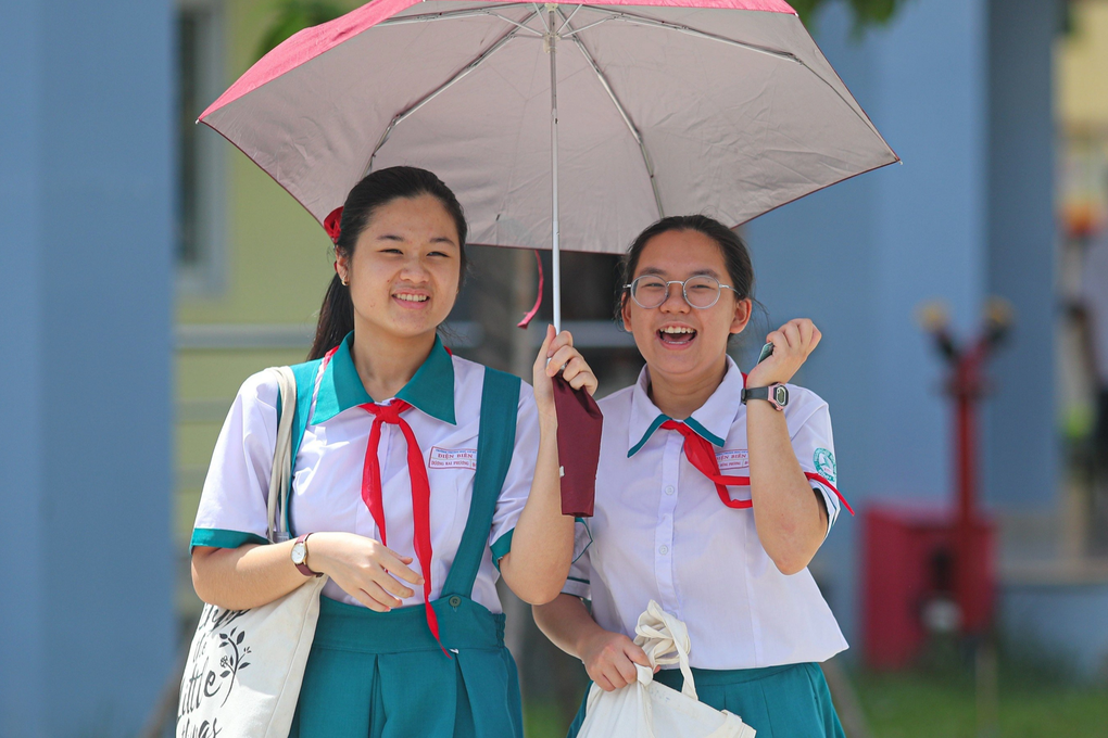 Thi xong môn tiếng Anh vào lớp 10 ở TPHCM, thí sinh khoe dễ ăn điểm - 1 Thi xong môn tiếng Anh vào lớp 10 ở TPHCM, thí sinh khoe dễ ăn điểm - 1