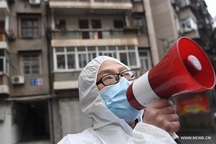 Vũ Hán “gõ cửa” từng nhà, kiểm soát người nhiễm virus như thời chiến