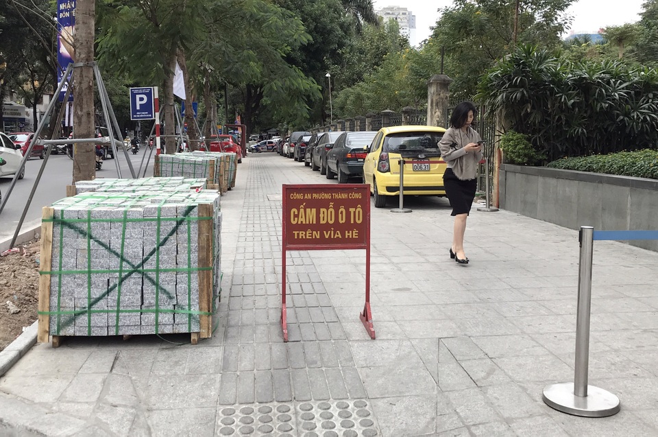 Vỉa hè Hà Nội lát đá bền trăm năm để... đỗ ô tô cho chắc chắn? - 14 Vỉa hè Hà Nội lát đá bền trăm năm để... đỗ ô tô cho chắc chắn? - 14