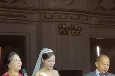 Cha mẹ dắt tay con gái vào lễ đường, hát vang bài "Cho con" gây xúc động