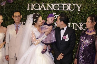 Con gái Trang Nhung lần đầu lộ diện trong đám cưới ba mẹ