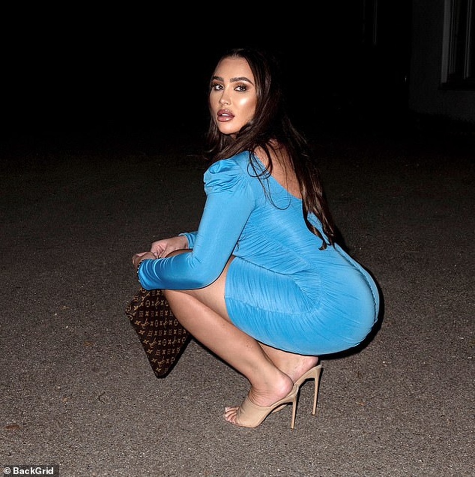 Choáng váng với váy hở bạo của Lauren Goodger - 6 Choáng váng với váy hở bạo của Lauren Goodger - 6