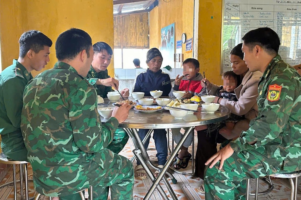 Vụ quả đồi đổ ập: Nhận nuôi con của vợ chồng nghi bị vùi lấp - 1 Vụ quả đồi đổ ập: Nhận nuôi con của vợ chồng nghi bị vùi lấp - 1