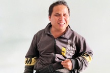 Người đàn ông mù mất hết tiền tiết kiệm trên đường đi hát rong