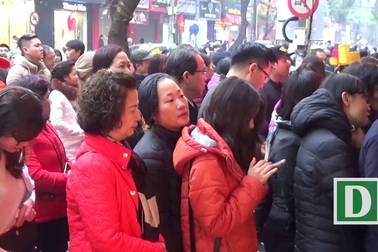 Hà Nội: Xếp hàng từ sáng sớm mua vàng ngày vía Thần Tài