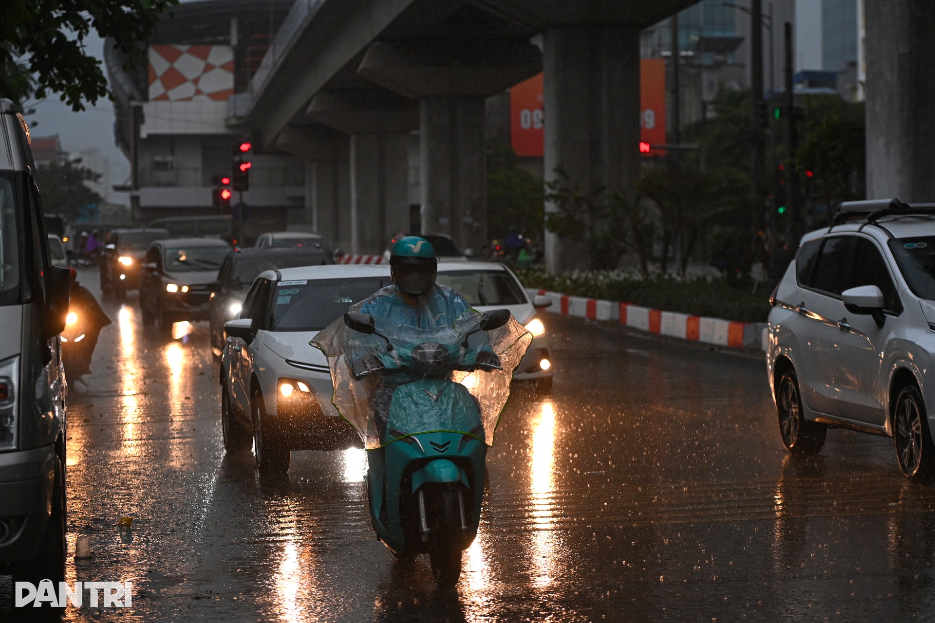 Hà Nội: Mây đen cuồn cuộn kèm mưa giông, xe cộ bật đèn giữa ban ngày - 9 Hà Nội: Mây đen cuồn cuộn kèm mưa giông, xe cộ bật đèn giữa ban ngày - 9