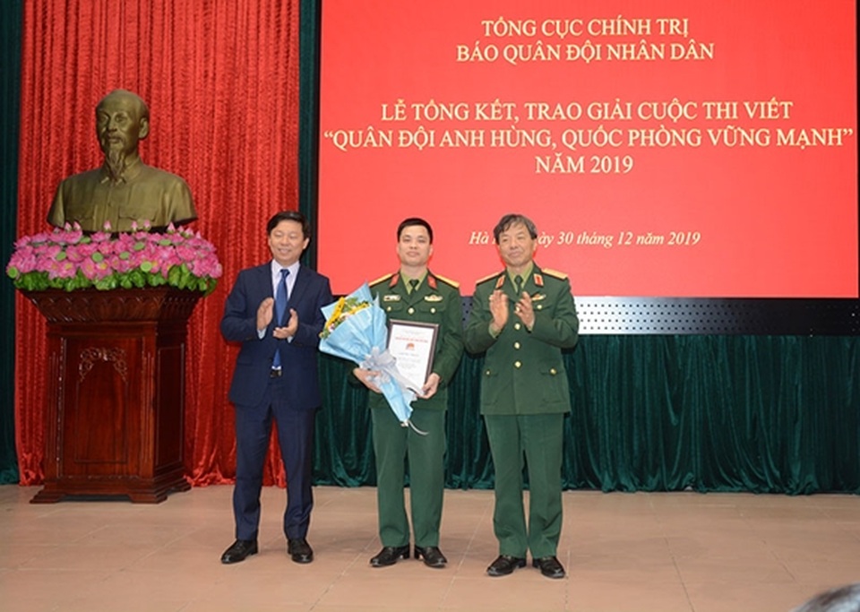 Trao giải cuộc thi viết “Quân đội anh hùng, quốc phòng vững mạnh” - 1 Trao giải cuộc thi viết “Quân đội anh hùng, quốc phòng vững mạnh” - 1