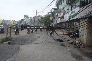 Cột điện gãy “bịt” đường đi lại
