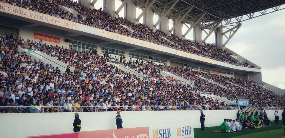 Báo Thái lại choáng với hình ảnh và số lượng khán giả tại V-League - 1 Báo Thái lại choáng với hình ảnh và số lượng khán giả tại V-League - 1
