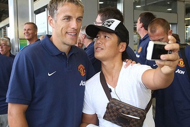 Sau Arsenal đến lượt MU gây “náo loạn” ga tàu điện ở Nhật Bản