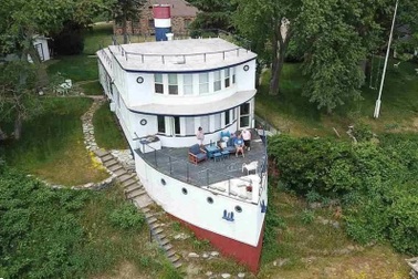 Độc đáo ngôi nhà hình con tàu của người đàn ông đam mê khám phá đại dương