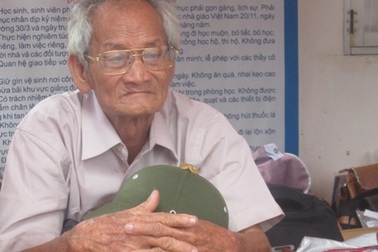 Ông 83 tuổi đưa cháu đi thi đại học