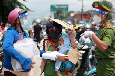 Hơn 24 giờ người dân phơi nắng, dầm mưa chờ qua chốt về  quê miền Tây