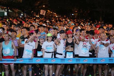 Ấn tượng hàng nghìn người "cháy hết mình" với HCMC Run 2015