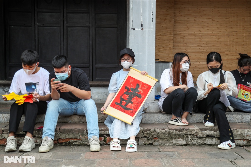 Sĩ tử đổ về Văn Miếu cầu may, chi hàng trăm ngàn đồng tiền lễ sớ - 11 Sĩ tử đổ về Văn Miếu cầu may, chi hàng trăm ngàn đồng tiền lễ sớ - 11
