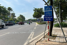 Làn có biển đường dành cho xe máy, ô tô đi vào liệu có bị phạt?