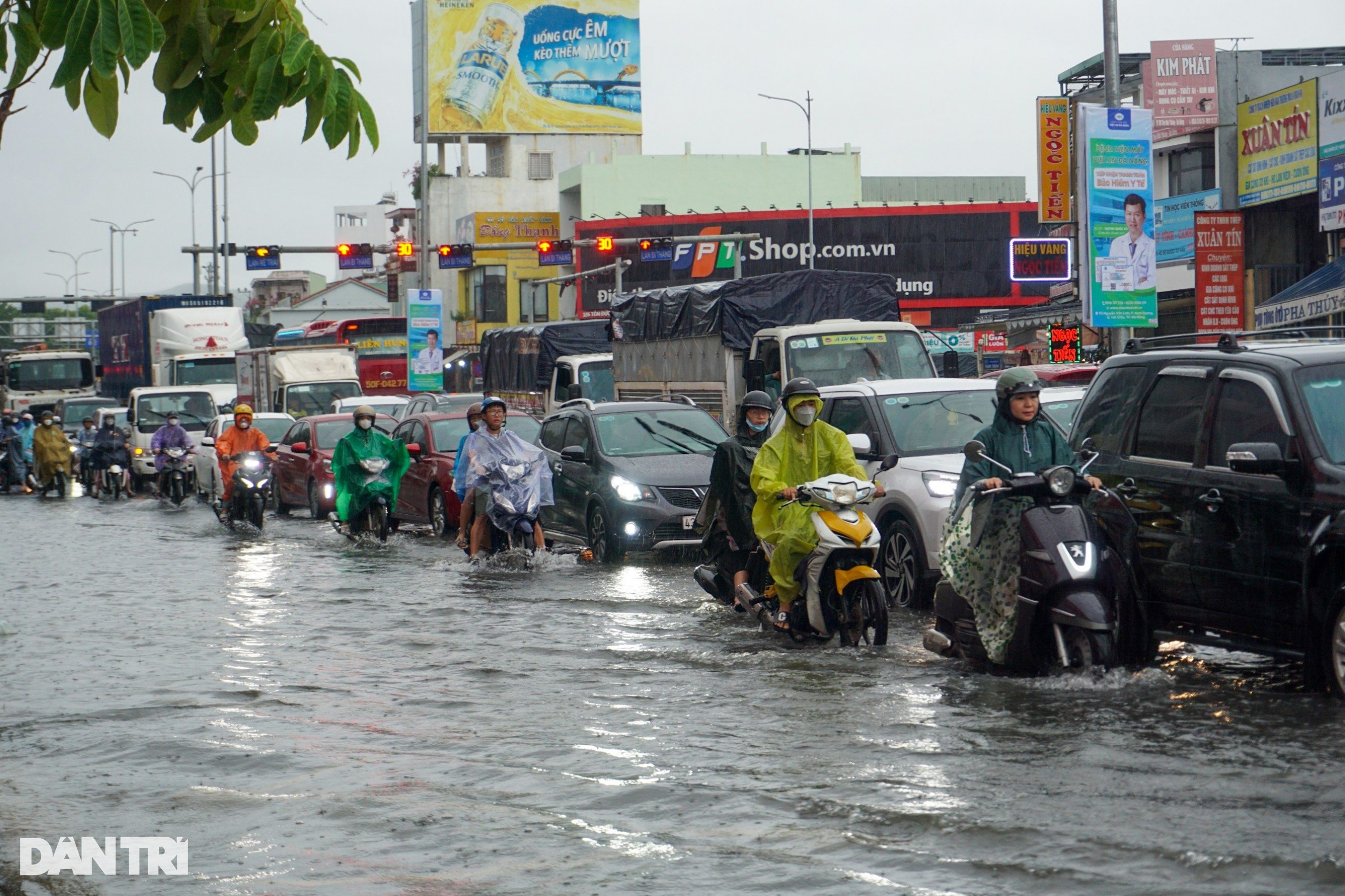 Mưa trắng trời, người dân Đà Nẵng chật vật trên phố ngập nước - 3