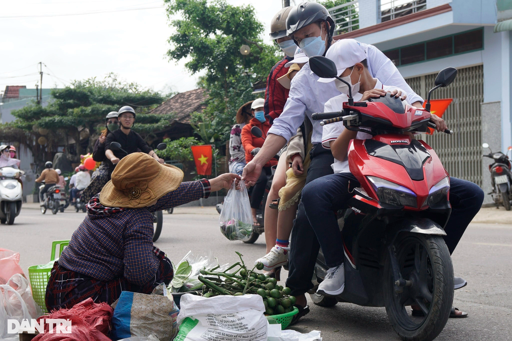 Hàng vạn chen chân đi chợ Gò mua lộc ngày đầu năm - 6 Hàng vạn chen chân đi chợ Gò mua lộc ngày đầu năm - 6