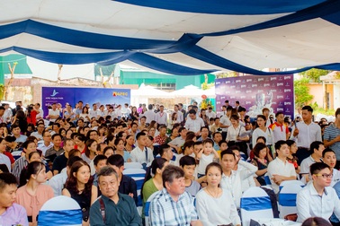 Gần nghìn người “đội mưa” đi xem căn hộ khách sạn đầu tiên ở Bắc Giang